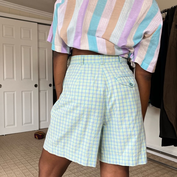 High waisted shorts for your next picnic! Vibrant colors.  Size 8. - Picture 4 of 6